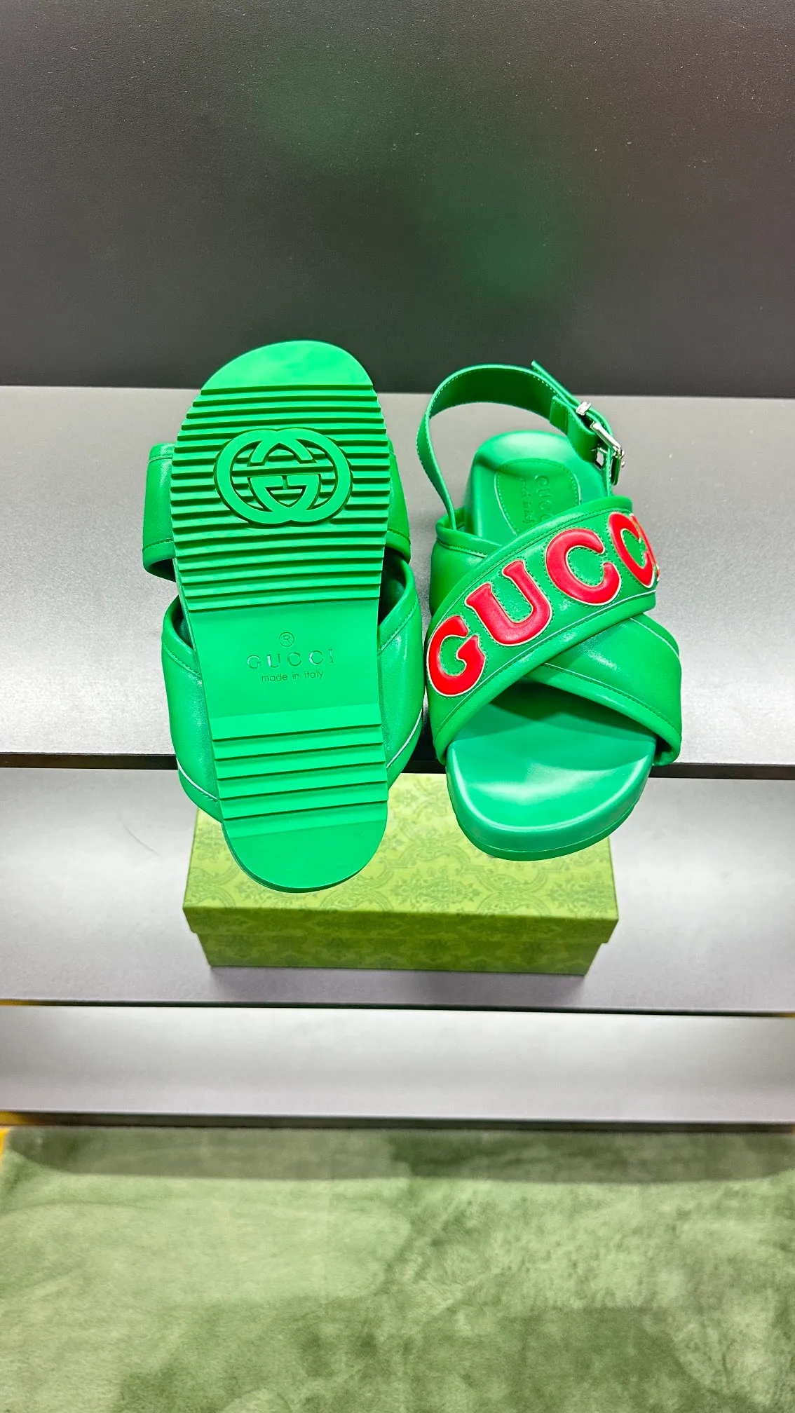 [G Family Couple Style] P: 320💰Female size 36~40 Men's size 39~45, (46. Custom-made GG slippers for men and women. This slipper is made of GG polyester fiber and is decorated with a Gucci label on the front, which adds a striking logo feel to the style. Beige GG recycled polyester fiber, same size for men and women, leather trim